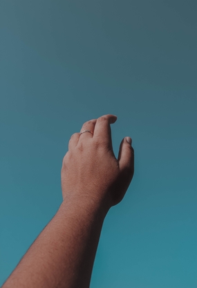 手伸向蓝天的手势图片